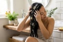 Cho vài lát gừng vào dầu gội: Mẹo giúp tóc bớt rụng, da đầu sạch nhờn