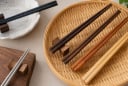 Đũa ăn nên thay bao lâu một lần? Nhiều người cứ tưởng còn dùng được là dùng, nguy cơ âm thầm