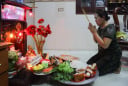 Vì sao cúng thần Tài ngày rằm không thể thiếu hoa?