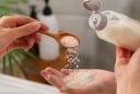 Vì sao nên cho thêm vài hạt muối vào dầu gội khi gội đầu? Nhiều người áp dụng vì 4 lợi ích này