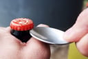 Mẹo khui nắp chai bia trong 3 giây không cần dụng cụ: Nhắm đúng 'điểm tử huyệt' này, nắp tự bật dễ dàng