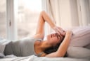 Tóc bớt xù rối mỗi sáng nhờ 5 thói quen đơn giản thực hiện trước khi đi ngủ