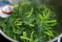 Vì sao muối giúp rau luộc xanh hơn?