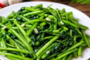 Xào rau theo cách này, rau giòn xanh mướt, nhìn là muốn ăn