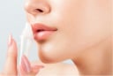 5 thói quen giúp cải thiện môi khô nứt, bong tróc và kém mềm mại mỗi ngày