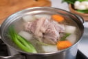 Có nên dùng nước luộc thịt để nấu canh? Loại nước này giàu dinh dưỡng hay nhiều tạp chất?