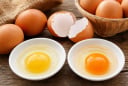 Lòng đỏ trứng gà màu vàng nhạt hay vàng đậm giàu dinh dưỡng hơn? Điều gì quyết định màu sắc?