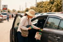 5 thứ không nên để trong ô tô dưới trời nắng nóng mùa hè