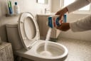 Lý do nhiều người thi nhau đổ muối vào bồn cầu bị tắc nghẽn