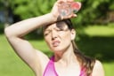 Dấu hiệu cơ thể thiếu nước mùa nóng nhưng nhiều người không hề biết