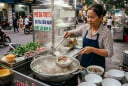 Vì sao người bán phở luôn chần bát qua nước sôi trước khi múc?