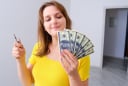 Phụ nữ tự chủ tài chính bằng cách tích trữ vàng và kinh doanh