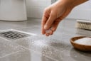 Rắc muối lên sàn nhà tắm, nhà vệ sinh: Mẹo hay nhiều người thích áp dụng