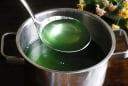 Có nên dùng nước luộc rau làm canh không?