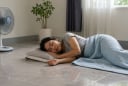 Mùa hè nằm ngủ dưới sàn nhà: Muốn thoải mái mà không hại thân thì đừng bỏ qua 5 điều quan trọng này