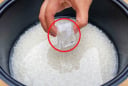 Tại sao bạn nên cho 1 viên đá lạnh vào nồi cơm điện?