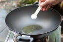 Vì sao khi chiên rán người ta thường thả vài hạt muối vào chảo dầu?