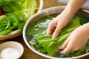 Vì sao ngâm rau nước muối không sạch như nhiều người nghĩ? Những mẹo làm sạch rau sống đúng cách