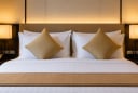 Vì sao giường đôi ở khách sạn thường có 4 chiếc gối? Công dụng ít người biết của chiếc gối vuông
