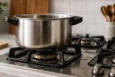Vì sao không nên đặt nồi chảo mới rửa xong lên bếp gas? Chớ chủ quan