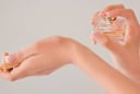 5 cách dùng nước hoa mùa hè giúp hương thơm lưu lâu mà vẫn tự nhiên, dễ chịu