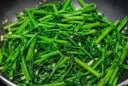  Cách xào rau muống xanh mướt, giòn ngon không bị thâm xỉn hay vàng úa