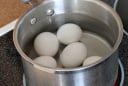 Luộc trứng cho vào từ nước lạnh hay nước sôi?