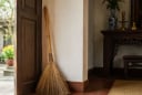 Người xưa rất kiêng đặt chổi quét nhà ở 3 nơi này: Tưởng tiện tay nhưng dễ gây ảnh hưởng xấu