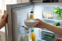 Vì sao nên để một bát muối trong tủ lạnh: Mẹo nhỏ thần kỳ giải quyết nỗi ám ảnh của mọi bà nội trợ