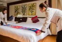 Tại sao khách sạn nào cũng có tấm vải trải ngang cuối giường? Hoá ra không phải để trang trí