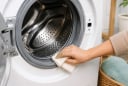 5 mẹo nhỏ khử mùi hôi máy giặt để quần áo giặt xong thơm tho hơn