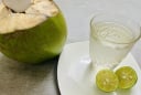 Cách uống nước dừa kết hợp với chanh giúp thải độc gan, không xót ruột