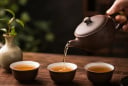 Vì sao có câu “Rượu đầy kính người, trà đầy khinh người”?