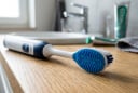 Công dụng thật sự của lớp cao su phía sau bàn chải đánh răng là gì?