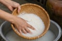 Vo gạo tưởng đơn giản hóa ra không: Vo sai cách âm thầm giữ độc tốt và làm cơm kém ngon