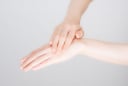 Bí quyết chăm sóc da tay mềm mịn và giữ đôi tay thon đẹp ngay tại nhà