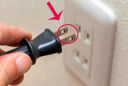 Tại sao phích cắm điện dẹt lại có 2 lỗ tròn?