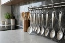 Vì sao muỗng inox luôn có một lỗ nhỏ ở cán? Không phải để treo cho đẹp