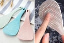 Tại sao trên muôi xới cơm lại có chấm tròn nhỏ xíu?