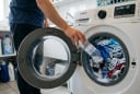 Vì sao bạn nên thả một chai nhựa vào máy giặt ngay hôm nay?
