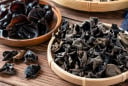 Vì sao không được ăn mộc nhĩ tươi mà phải phơi sấy khô? Tưởng nhỏ mà không nhỏ
