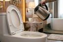 Vì sao phải đổ nước sôi vào bồn cầu ngay khi nhận phòng khách sạn?