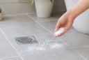  ì sao nhiều người rải muối trên sàn nhà tắm, nhà vệ sinh? Mẹo đơn giản nhưng có nhiều công dụng bất ngờ