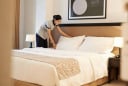 Tại sao khách sạn luôn đặt 2 chiếc gối trên một giường đơn?