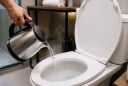 Tại sao khi nhận phòng khách sạn nên đun một ấm nước sôi đổ vào bồn cầu? Lý do bất ngờ