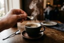 Tại sao nhiều người cho một ít muối vào cà phê? Bí quyết giúp ly cà phê bớt đắng, đậm vị hơn