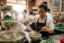 Vì sao hàng phở luôn phải 'trần nóng' bát trước khi múc nước dùng?