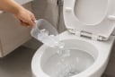 Vì sao nhiều nhân viên nhà hàng, khách sạn lại đổ đá lạnh vào bồn cầu?