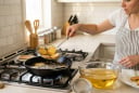 Bí quyết cho vài lát khoai tây vào chảo dầu: Công dụng khiến nhiều người bất ngờ