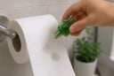 Nhỏ vài giọt dầu gió vào cuộn giấy vệ sinh: Mẹo đơn giản nhưng mang lại nhiều công dụng bất ngờ